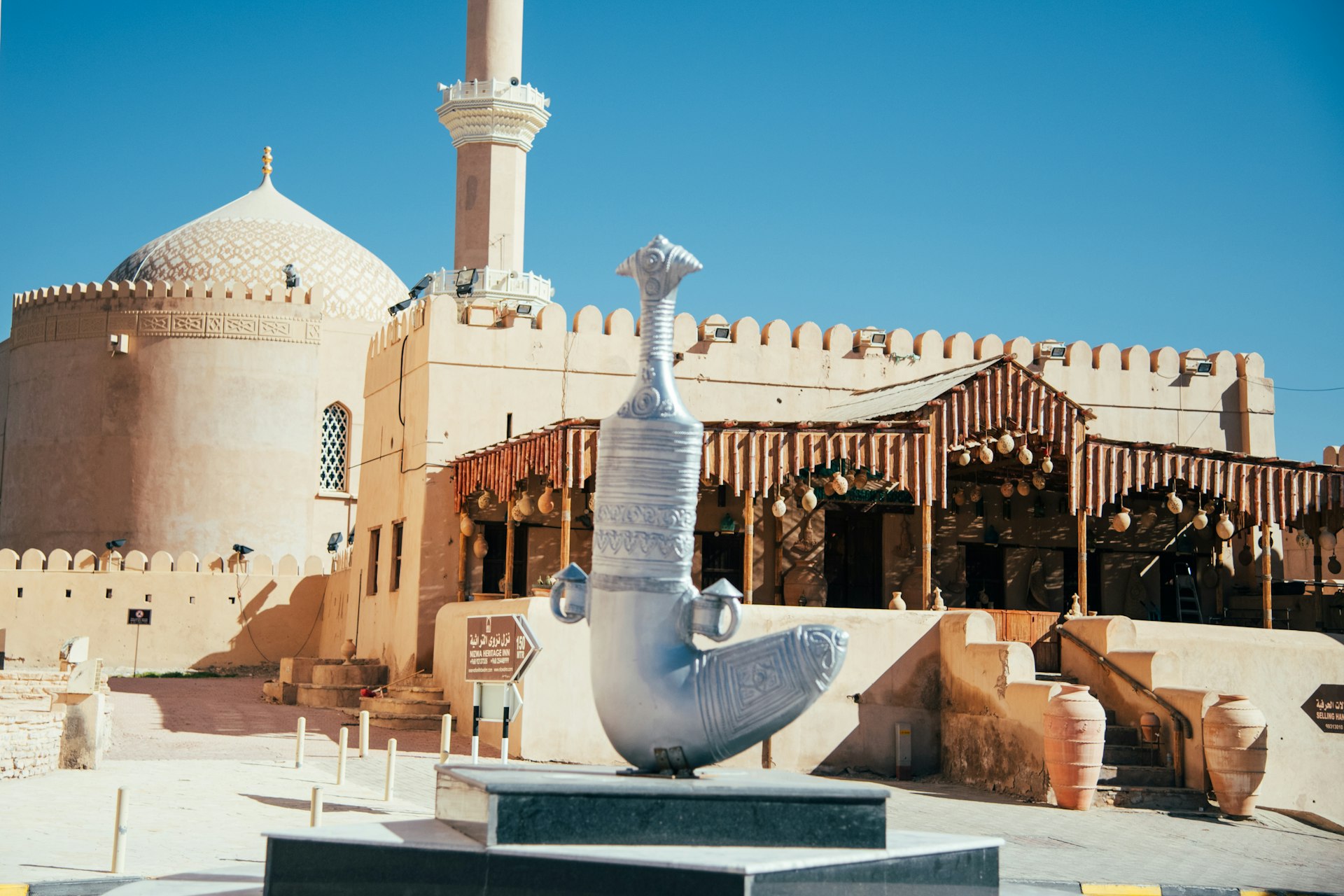 تمثال لطائر أمام مبنى